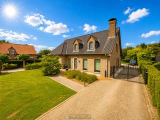 <br />VEELZIJDIGE EN ENERGIEZUINIGE GEZINSWONING met een BEWOONBARE OPPERVLAKTE van maar liefst ca. 426 m², gelegen op een VLOT BEREIKBARE LOCATIE te Oosterzele. Dankzij de UITZONDERLIJKE VOLUMES en DOORDACHTE INDELING biedt deze eigendom met BIJGEBOUW ACHTERAAN TAL VAN MOGELIJKHEDEN voor wie op zoek is naar een combinatie van WONEN en WERKEN, het uitoefenen van een VRIJ BEROEP of extra ruimte voor hobby's en opslag. De woning werd uitgerust met 22 ZONNEPANELEN, HR-BEGLAZING en AIRCO'S, wat resulteert in een GUNSTIG EPC-LABEL B en een ENERGIEZUINIGE WOONERVARING.<br />De indeling gaat aLs volgt: via de uitnodigende inkomhal heeft u toegang tot een aparte bureauruimte( ideaal voor thuiswerk of professioneel gebruik) de spatieuze leefruimte met aansluitend de ingerichte keuken. Via de achterliggende hal bereikt u het gastentoilet, 2 praktische berg-/wasruimtes en de dubbele inpandige garage. Op de 1ste verdieping geeft de ruime nachthal toegang tot de 4 volwaardige slaapkamers, een recent ingerichte badkamer (2026) en een uiterst ruime polyvalente ruimte met aparte badkamer, perfect als hobbyruimte of extra slaapkamer. Verder is er ook nog een kelder én kruipkelder aanwezig! <br />Buitenshuis beschikt deze eigendom over een zonnig terras, een onderhoudsvriendelijke tuin (volledig omheind) en een ruime oprit met voldoende parkeergelegenheid. Een absolute troef is het RUIME BIJGEBOUW , bestaande uit 2 verdiepingen. Het gelijkvloers omvat een garage en extra bergruimte, terwijl de bovenverdieping werd ingericht als een polyvalente opslag-, hobby- of werkruimte. Hierdoor biedt deze eigendom uitzonderlijke mogelijkheden voor zelfstandigen of wie nood heeft aan extra ruimte.<br /><br />Adres: Geraardsbergse Steenweg 221A te Oosterzele<br /><br />EPC: 192kWh/m², G-score en P-score A, Geen renovatieverplichting van toepassing, Bestuursmaatregelen in het maatregelenregister: Neen