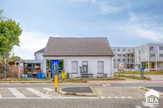 Woning met veel mogelijkheden op een strategische ligging bij diverse invalswegen en op een boogscheut van verschillende winkels en horecazaken. De woning staat op een zonnig perceel van 738 m².
<p><strong>Troeven:</strong></p>

<ul><li>Ruim perceel (738m²)</li><li>Mogelijkheid tot 3-4 slaapkamers</li><li>Ruime garage</li></ul>

<p><strong>Indeling:</strong></p>

<ul><li>Gelijkvloers: leefruimte (ingedeeld met extra slaapkamer), eetkamer, open keuken, bureauruimte, gastentoilet, garage</li><li>1ste verdieping: slaapkamer 1, keuken, leefruimte, slaapkamer 2, badkamer (hier is mogelijkheid tot 2 extra slaapkamers</li><li>Tuin: ruime tuin + achterliggend perceel, inpandige garage</li></ul>