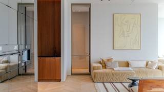 <p><span>Hoog boven Antwerpen, in de Antwerp Tower aan de Frankrijklei, bevindt zich dit exclusieve appartement van ca. 191 m². De royale volumes, verfijnde afwerking en indrukwekkende vergezichten zorgen voor een bijzonder woongevoel in het hart van de stad.</span></p>
<p><span>De woning beschikt over een ruime leefruimte met open keuken, twee slaapkamers en een elegant afgewerkte badkamer. Kamerhoge raampartijen trekken het stadszicht naar binnen en zorgen voor een overvloed aan natuurlijk licht. De parketvloer in visgraatmotief, warme houtaccenten en stijlvolle inbouwkasten geven het interieur een karaktervolle en tijdloze uitstraling.</span></p>
<p><span>Het overdekte terras sluit aan op de leefruimte en biedt een aangename plek om te genieten van het panoramische uitzicht. Een uitzonderlijk appartement voor wie ruimte, comfort en een centrale ligging wil combineren.</span></p>
<p><span>Binnen de Antwerp Tower zijn ook nog enkele casco appartementen te koop, waarbij de volledige keuze van afwerking nog mogelijk is. Zo kunt u uw toekomstige woning volledig naar eigen smaak en wensen vormgeven.</span></p>