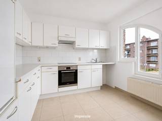 Centraal gelegen appartement op de 1eV op wandelafstand van verschillende winkels, scholen en het openbaar vervoer! Er is parkeergelegenheid in de straat. <br /><br />Dit eigendom werd gebouwd in 1990 en werd steeds goed onderhouden. Het is volledig asbest vrij en heeft een goede EPC score: Label B. De indeling is als volgt: 1eV: een inkomhall, een woonkamer, een keuken, een apart toilet, een berging, een badkamer met 2e toilet en 3 slaapkamers. <br /><br />Er is geen lift aanwezig. Momenteel is het appartement verhuurd. De gemeenschappelijke kosten bedragen €30,-/maand. <br /><br />Voor meer info of een bezichtiging ter plaatse kan u ons contacteren via 03 459 99 99 of info@leximmo.be!