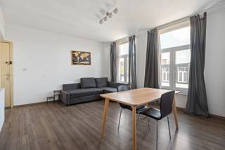 <p>Dit appartement bevindt zich in de befaamde ‘Sint-Andrieswijk’, gelegen tussen de Grote Markt, het prachtige museum van Schone Kunsten en talloze trendy hotspots – hier geniet je ten volle van het bruisende stadsleven!</p>
<p>Je komt binnen in de leefruimte die dankzij de grote raampartijen baadt in natuurlijk daglicht. De open keuken op een onderhoudsvriendelijke tegel sluit hier naadloos op aan en is uitgerust met onder andere een oven, dampkap en een elektrische kookplaat. Daarnaast beschikt deze unit nog over een ruime slaapkamer van maar liefst 12,80 m² en een badkamer die werd voorzien van een douche-bad, lavabo in meubel en toilet.</p>
<p>Ondanks de nodige werken is dit een appartement met bijzonder veel potentieel én mogelijkheden – plan snel je bezoek in en ontdek het zelf!</p>
<p><strong>Maandelijkse kosten:</strong> € 124,80 (inclusief water en elektriciteit gemene delen, syndicus, brandverzekering en schoonmaak van het gebouw).</p>
<p><strong>Momenteel verhuurd</strong> aan € 800/maand wat zorgt voor € 9.600 op jaarbasis. Dit resulteert in een rendement van 3,90 %.</p>
<p><strong>Technische gegevens: </strong>Geïsoleerd dak, verwarming op elektriciteit, voornamelijk dubbele beglazing in PVC.</p>
<p><strong>Stedenbouwkundige inlichtingen en bodemattest in aanvraag. Asbestveilig (maar mogelijk niet asbestvrij). Bevindt zich niet in een risicozone voor overstromingen (P- en G-score A). Renovatieverplichting van toepassing.</strong></p>