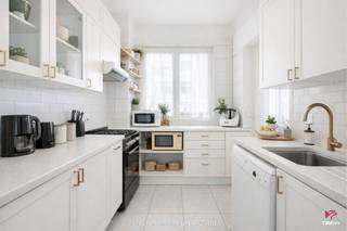 Op een steenworp van het bruisende hart van Brussel, in de Industrie­straat, ontdekt u een appartement dat ruimte, licht en een topligging perfect combineert!<br />Gelegen in de zeer gegeerde Europese wijk geniet dit pand van ±110 m² van een levendige omgeving en toch een aangename woonkwaliteit: Europese instellingen, openbaar vervoer, winkels, restaurants en groene zones bevinden zich op wandelafstand.<br /><br />Het appartement verkeert in goede algemene staat en overtuigt door zijn mooie volumes en lichtinval. De ruime woonkamer geeft uit op een balkon en een klein terras, ideaal om ook in de stad van een buitenruimte te genieten. De keuken is functioneel en praktisch ingericht. Het nachtgedeelte omvat twee comfortabele slaapkamers van 16 m² en 13 m², aangevuld met een badkamer en sanitair.<br />Daarnaast beschikt het appartement over een kelder en twee zolderkamers (voormalige dienstkamers), ideaal als bergruimte, bureau of in te richten volgens uw noden.<br /><br />Technische troeven: EPC: D+ &amp; Elektriciteit conform.<br />Kosten: ± €165/maand (gemeenschappelijke delen) + €43/maand reservefonds. Vrij bij akte.<br />Een volledig, strategisch en veelzijdig pand, zowel ideaal voor eigen bewoning als voor een zekere investering in een van de meest stabiele en gegeerde wijken van Brussel. <br /><br />
<p><span>2e verdieping links, blok B C</span> : App. “B 2”</p>
<ul>
<li>Inkomhal</li>
<li>WC</li>
<li>Woonkamer van ± 30 m² met parket</li>
<li>Ingerichte keuken met toegang tot balkon</li>
<li>Technische berging op het balkon met individuele gasketel en aansluiting voor wasmachine</li>
<li>Nachthal</li>
<li>Slaapkamer van ± 16 m² met terras van ± 3 m²</li>
<li>Slaapkamer van ± 13 m²</li>
<li>Badkamer (bad, WC en bidet)</li>
</ul>
<p>Kelder nr. 2 in de ondergrond + 2 zolderkamers nr. B2 &amp; nr. 5 (voormalige dienstkamers)</p>