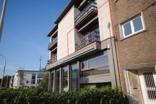 In 2016 volledig gerenoveerd 1-slk appartement. Inkomhal met vestiairekast en gastentoilet, woonkamer (35 m²) met aansluitend ZW-terras (ca 6m²), toegang naar hoofdslaapkamer (ca 14m²) via schuifdeur en doorgang tot badkamer met ligbad en douchescherm. Volledig geïnstalleerde keuken en aansluiting voor wasmachine. Berg- en fietsenkelder. Verwarming en elektriciteit privatief. Bijdrage in de kosten €75/maand (incl water en onderhoud gemene delen). Ideaal eerste bewoning of investering.