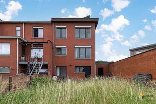 <p><span>Ruime woning (179m²) met 5 slaapkamers, 2 badkamers, dubbele garage en tuin in Kapellen.</span></p><p><span> </span></p><p><span>Dankzij de gunstige ligging nabij het dorpscentrum zijn er tal van winkels en horeca-aangelegenheden te vinden in de nabije omgeving. Het openbaar vervoer is goed vertegenwoordigd en het station van Kapellen is gemakkelijk te voet of met de fiets bereikbaar. Verder profiteer je hier van een vlotte verbinding tot de A12. </span></p><p><span> </span></p><p><span>De halfopen bebouwing is op te frissen, maar biedt tal van mogelijkheden dankzij de gunstige indeling en de grote beschikbare oppervlakte. Het dak is voorzien van zonnepanelen en de ramen beschikken over rolluiken. </span></p><p><span> </span></p><p><span>Je komt binnen in de ruime inkom-/traphal. Links heb je toegang tot de dubbele garage, goed voor een totale oppervlakte van 34 m². Ook zijn er op het gelijkvloers een kamer van 10 m², een eerste badkamer (4 m²) en apart gastentoilet te vinden. De noord-oost-georiënteerde tuin is 190 m² groot. </span></p><p><span> </span></p><p><span>Op de eerste etage situeert zich de woonkamer (28 m²) met achteraan aangrenzend de aparte keuken (6 m²) met basisuitrusting. Ook is er nog een (slaap)kamer van 8 m² te vinden aan de voorzijde. De bovenverdieping herbergt de overige slaapkamers van 7 m², 11 m² en 17 m² en de tweede badkamer (4 m²) met lavabo, douchecabine en toilet.</span></p><p><span> </span></p><p><span>Ben je op zoek naar een ruime woning met veel mogelijkheden? Mis deze kans niet! Bewoonbare opp. 179m² ref.: bruto vloeropp. Voor meer info of een gratis schatting surf naar www.hansimmo.be</span></p><p><span> </span></p>