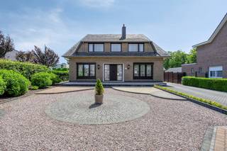 <p><span>Vrijstaande woning met 4 slaapkamers, ruime tuin en garage op een riant perceel van 9a99ca, rustig gelegen nabij het centrum van Maaseik. </span></p><p><span> </span></p><p><span>ALGEMEEN</span></p><ul><li><span>Open bebouwing</span></li><li><span>Bouwjaar: 1970</span></li><li><span>Perceeloppervlakte: 9a99ca</span></li><li><span>Kadastraal inkomen: €1.078</span></li><li><span>Voorzien van hardhouten ramen, gedeeltelijk voorzien van dubbele beglazing, gedeeltelijk enkele beglazing </span></li><li><span>Gedeeltelijk uitgerust met rolluiken</span></li><li><span>Verwarming: stookolie en een pelletkachel in de leefruimte. </span></li><li><span>Gelegen in een rustige, residentiële woonwijk op korte afstand van het stadscentrum van Maaseik</span></li></ul><p><span> </span></p><p><span>INDELING</span><span><br /></span><span>Gelijkvloers:</span></p><ul><li><span>Inkomhal</span><span> met toegang tot de leefruimte, polyvalente ruimte en een vaste trap naar de verdieping.</span></li><li><span>Leefruimte:</span><span> ruime, lichtrijke woonkamer met parketvloer en grote raampartijen die zorgen voor een fijne connectie met buiten. De woonkamer is tevens voorzien van een pelletkachel. </span></li><li><span>Polyvalente ruimte, momenteel ingericht als zithoek, maar perfect inzetbaar als extra slaapkamer, bureel of hobbykamer. </span></li><li><span>Keuken:</span><span> voorzien van een tegelvloer en toegang tot de kelder. </span></li><li><span>Berging voorzien van</span><span> tegelvloer en aansluiting voor wasmachine en droogkast.</span></li><li><span>Badkamer 1:</span><span> voorzien van een wastafel, inloopdouche en toilet.</span></li><li><span>Sas m</span><span>et toegang tot het overdekte terras en tuin achteraan de woning.</span></li></ul><p><span> </span></p><p><span>Eerste verdieping:</span></p><ul><li><span>Nachthal met </span><span>toegang tot vier volwaardige slaapkamers en een tweede badkamer.</span></li><li><span>Slaapkamer 1 t.e.m. 4:</span><span> allen voorzien van linoleumvloer, inbouwkasten en verwarming.</span></li><li><span>Badkamer 2:</span><span> voorzien van een wastafel, douche, toilet en elektrische handdoekverwarmer.</span></li></ul><p><span> </span></p><p><span>Zolder:</span><span><br />Voorzien van glaswolisolatie – bereikbaar via zolderluik.</span></p><p><span> </span></p><p><span>Kelder:</span><span><br />De woning is gedeeltelijk onderkelderd en ingedeeld in vier praktische ruimtes, allen uitgerust met een gepolierde industrievloer. Hier bevinden zich onder andere de mazouttank (+/- 4800 liter), de CV-installatie en een kruipkelder.</span></p><p><span> </span></p><p><span>Buitenruimte:</span></p><ul><li><span>Voortuin:</span><span> Onderhoudsvrij aangelegd en voorzien van een automatisch hekwerk.</span></li><li><span>Achtertuin:</span><span> zuidelijk georiënteerd en uitgerust met een betegeld, overdekt terras en zitruimte uitgevoerd met rustieke materialen. </span></li></ul><p><span> </span></p><p><span>GARAGE</span><span><br />Vrijstaande garage, voorzien van automatische poort, industrievloer en een gedeeltelijke zolder voor extra opslagruimte.</span></p><p><span> </span></p><p><span> </span></p><p><span>Bent u op zoek naar een ruime en degelijke gezinswoning op een rustige, centrale locatie in Maaseik? Contacteer ons voor meer informatie of een bezichtiging via 089/56.06.91 of verkoop@janssennv.be.</span></p><p><span> </span></p>