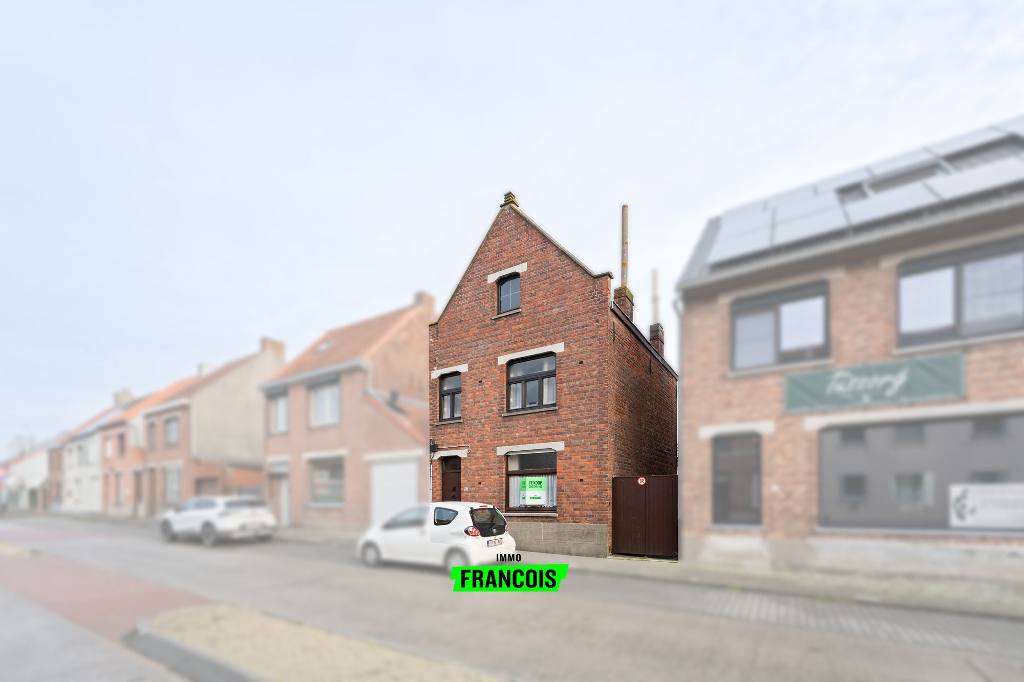 Te renoveren halfopen woning met diepe tuin en garages in centraal Zedelgem - foto 1