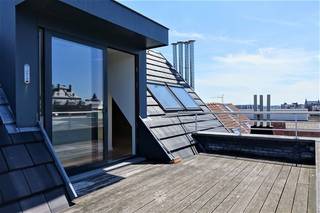 <p><span>GENT - Sint-Amandsstraat 80: Op zoek naar een</span><span> duplexappartement met parkeerplaats en ruim terras te huur in Gent? </span><span>Dan is dit pand mogelijk iets voor u.</span></p><p><span> </span></p><p><span>De belangrijkste troeven in een notendop:</span></p><ul><li><span>Hoog woonniveau met zalig privaat dakterras</span></li><li><span>Mooie uitzichten over het Sint-Pietersplein</span></li><li><span>Centraal gelegen op wandelafstand van het centrum</span></li><li><span>Inclusief autostaanplaats en kelderberging in het gebouw</span></li></ul><p><span> </span></p><p><span>Indeling:</span></p><p><span>Het appartement bevindt zich op de vierde en hoogste verdieping van het gebouw, met lift. Omvat: apart toilet, vestiairekast, gezellige leefruimte met half open geïnstalleerde keuken (kookplaat, dampkap, oven, microgolfoven, koelkast, vaatwas), slaapkamer of bureel met aansluitende douchekamer en berging met aansluiting voor wasmachine. Op verdiep vindt u de nachthal met ingemaakt kasten en de master met ensuite (douche, toilet, wasmeubel) en zalig zuidgericht dakterras. Het onbeperkte zicht is hier de troef! Gordijnen en verlichting zijn voorzien. Incl. autostaanplaats en private kelderberging. Niet geschikt voor co-housing door de open lay-out van de slaapkamers.</span></p><p><span> </span></p><p><span>Huurprijs: € 1.150 + € 85 algemene kosten. EGW afzonderlijk af te rekenen.</span></p><p><span>Beschikbaar vanaf 01/06/2026. Huurcontract 3 jaar, geen studenten. </span></p><p><span> </span></p><p><span>Contacteer Axel Lenaerts makelaars voor meer info of een bezoek via onze website.</span></p><p><span> </span></p>