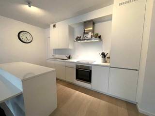 <p>Indeling: <br />Gezellig appartement op de 1ste verdieping dat te bereiken valt per trap of lift. De woonkamer is ruim en slim ingedeeld met een open keuken, dewelke ook volledig voorzien is van alle comfort. Aan het kookeiland is er al een ingebouwde tafel voorzien waaronder u met gemak 4 stoelen kan schuiven. Achter de keuken vindt u de inpandige berging terug met wasmachineaansluiting en genoeg ruimte voor al uw voorraden. In de voornaamste ruimtes vindt u airco terug waarmee je uw kamer snel kan verkoelen of verwarmen. De badkamer is, voor de liefhebbers, uitgerust met een bad, dubbele lavabo en handdoekradiator.<br /><br />Omgeving:<br />Gaan joggen in het Stadspark of een citytripje met de trein? Dat kan, met zijn centrale ligging aan het Stadspark en Centraal Station bent u overal dichtbij. Een ligging in de wijken Stadspark en Diamant betekent dat u zich vlakbij het centrum van Antwerpen bevindt, maar net uit de weg zodat u geen last hebt van de onaangename stadsgeluiden. Daarnaast beschikt het appartement over een zeer laag en gunstige energiescore waardoor u niet zal verschieten van uw energiefactuur. <br />Bijzonderheden:<br />Gemeenschappelijke lasten 120,06 euro/maand (onderhoud gemene delen) - fietsenberging - airco - ingebouwde kleerkasten - kelderberging - gunstig EPC-attest.<br />Dit appartement is niet gemeubeld.<br />Beschikbaar vanaf 1/10/2026</p>