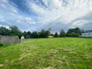 Immo Pické biedt U deze gunstig gelegen bouwgrond aan voor een halfopen bebouwing met een mogelijke voorgevelbreedte van 9m -bouwdiepte 11m en...