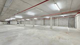 HUURKOOP MOGELIJK!<br /><br />Ben je op zoek naar een of meerdere autostaanplaatsen voor jezelf of als investering in vastgoed? Dan is dit een uitgelezen kans! Autostaanplaatsen bieden een uitstekende investering met weinig onderhoud en minimale inspanning. Je kan ze zelf verhuren met huurcontracten die eenvoudig maandelijks opzegbaar zijn. De autostaanplaatsen liggen in een rustige, autoluwe straat, wat het in- en uitrijden bijzonder gemakkelijk maakt. <br /><br />Verkoop onder BTW-stelsel.<br /><br />(woongebied, vergunning, geen verkavelingsvergunning, voorkooprecht, geen  rechterlijke herstelmaatregel of bestuurlijke maatregel opgelegd)