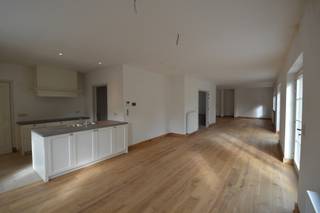 Deze prachtige woning is gelegen in de schaduw van de abdij van Postel, in een mooie, groene omgeving en staat garant voor privacy.INDELINGZe is...