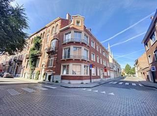 <p>This charming, renovated two-bedroom apartment offers an appealing combination of authentic charm and contemporary living comfort. Thanks to the recent renovation and the preservation of characterful features, such as the herringbone parquet and fireplace elements, you'll enjoy a warm and stylish living environment here.</p><p>Through the entrance hall, you enter the spacious and bright living room. The authentic features give this space a distinctive character, making it a pleasant place to live. Adjoining is the separate fitted kitchen, equipped with a hob, oven, fridge and double sink.</p><p>The apartment also has two spacious bedrooms, which can be flexibly arranged as a bedroom, study or hobby room. The bathroom is fitted with a bathtub with shower, a washbasin and a toilet.</p><p>The location is a key advantage of this apartment. You'll enjoy a very convenient connection to the station and the city centre. Shops, public transport, schools and other everyday amenities are within walking and cycling distance, allowing you to get around easily and efficiently.</p><p>The apartment is available immediately. Individual consumption of gas and electricity is not included and is paid directly by the tenant. In addition, there is a monthly provision for the maintenance of the common areas.</p><p>Are you looking for a renovated two-bedroom apartment with authentic features and a garage box in a practical location? Then arrange your viewing quickly via www.living-stone.be</p>