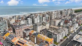 In het bruisende centrum van Wenduine, vlakbij het strand, van Wenduine winkels, horeca en openbaar vervoer, bevindt zich dit volledig gerenoveerde en instapklare appartement. Gelegen op de vijfde verdieping geniet je hier van een prachtig open zicht én een zonnige leefruimte met zuidgericht terras.
Bij binnenkomst word je verwelkomd in de gezellige woonkamer via een stijlvolle glazen deur. De open keuken sluit hier mooi op aan en creëert een ruim en licht gevoel. Verder beschikt het appartement over twee slaapkamers, een badkamer met inloopdouche en lavabo en een afzonderlijk toilet.
Op de gelijkvloerse verdieping is er een ruime privatieve berging inbegrepen bij het appartement.
Dit appartement werd in 2024 volledig en met smaak gerenoveerd en is dus volledig instapklaar. Dankzij de ligging aan de achterkant van de Zeedijk geniet je van de nabijheid van de zee en de zonnige oriëntatie.
Ben je op zoek naar een stijlvol afgewerkt appartement in Wenduine met open zicht en veel lichtinval? Neem dan zeker contact op met Els via 0468 13 77 64 of els@keyimmo.be voor meer info of een bezoek!
Benieuwd naar de waarde van jouw eigendom? Wij staan je graag bij met onze kennis van de markt en bieden je een gratis en vrijblijvende waardebepaling aan.