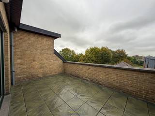 <strong>INSTAPKLARE, LICHTRIJKE</strong> duplex met 2 slaapkamers en ruim terras, gelegen op een <strong>CENTRALE LOCATIE </strong>nabij het centrum van Ronse. Deze <strong>VERZORGDE </strong>en <strong>RUIME </strong>duplex bevindt zich op de eerste en tweede verdieping van een kleinschalige residentie en biedt een uitstekende verbinding met winkels, scholen, station en andere voorzieningen.<br /><br />Indeling: inkomhal met trap, <strong>twee VOLWAARDIGE SLAAPKAMERS</strong> en een betegelde badkamer met LIGBAD en doucheslang. Op de tweede verdieping bevindt zich een afzonderlijk toilet, een <strong>RUIME, LICHTRIJKE LEEFRUIMTE</strong> met toegang tot het <strong>ZONNIGE TERRAS</strong>, een afzonderlijke keuken met keramisch fornuis, oven en anderhalve spoelbak, tot slot een praktische <strong>BERGING.</strong> Grote raampartijen zorgen voor veel <strong>NATUURLIJK LICHT</strong> en een aangenaam woongevoel.<br /><br />Adres: 9600 Ronse, Berchemsesteenweg 12 bus 102<br />Onmiddelijk beschikbaar<br />Huurprijs: € 745,00/maand + € 35,00/ maand syndickosten<br />EPC: 173 kWh/m² - UC: 3740026