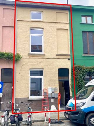 Heel interessante opbrengsteigendom te koop in Gent, gelegen op 3 km van het Sint-Pietersstation, nabij het Rabotpark en nabij campussen...