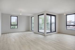 Nouveau projet de construction Parkview à Boom : les appartements sont complètement prêts ! Seuls quelques appartements prêts à emménager sont encore disponibles. Venez découvrir rapidement ces dernières unités, y compris le show-house.Chaque appartement (2-3 chambres, terrasse ensoleillée, rez-de-chaussée avec jardin) a une finition « clé sur la porte » avec un souci du détail, un style intemporel et tout le confort moderne. La durabilité est essentielle : tous les appartements sont quasiment neutres sur le plan énergétique (E20, fiscalement avantageux). Des matériaux durables et de haute qualité ont été utilisés régulièrement.Le Parkview in Boom est idéalement situé à quelques minutes à pied et à vélo du centre. La commune bénéficie d'une situation très centrale : Anvers, Bruxelles, Malines et Lierre sont à 20 minutes de trajet, grâce à la connexion à l'A12 et à l'E19. Les arrêts de bus situés à proximité offrent une connexion optimale avec les transports en commun à destination d'Anvers, Malines et Bruxelles. De plus, il bénéficie d'un emplacement paisible à proximité des rives du Rupel.Contactez-nous dès aujourd'hui pour plus d'informations sur ce nouveau projet de construction unique à Boom au 03 888 38 88 ou boom@dewaele.com