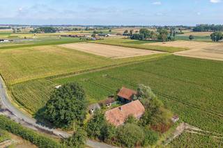 Rustig gelegen hoeve met nieuwe vergunning tot het bouwen van een landbouwwoning met 2 werkplaatsen, dubbele garage en aanhorigheden. Tevens een landbouwloods voor opslag en een verkoopruimte, alsook 2 vijvers voor regenwateropvang. Prachtige ligging net over de taalgrens (Wallonië) met zicht op Kruiseke (Wervik).