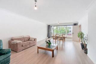 In een aangename en rustige wijk te Mortsel vinden we dit ruim en praktisch ingedeeld appartement met 2 (mogelijkheid tot 3) slaapkamers...