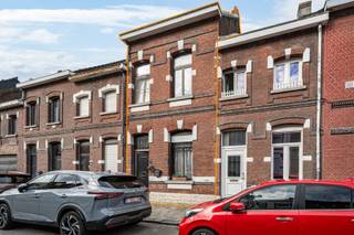 <strong>Welkom in de Spaarzaamheidsstraat in Willebroek, een rustige straat waar nummer 13 je aangenaam verwelkomt voor een bezoek.</strong><br /><br />Deze ruime rijwoning biedt tal van mogelijkheden en is ideaal voor wie op zoek is naar voldoende slaapkamers, een buitenruimte én een afgesloten garage.<br /><br />Bij het binnenkomen kom je terecht in de lichtrijke leefruimte waar openheid centraal staat. De open keuken zorgt voor een mooie connectie met de leefruimte, perfect voor gezellige familiemomenten. Achteraan heb je rechtstreeks toegang tot de tuin, waar bovendien een aparte bergruimte voorzien is.<br /><br />De ruime badkamer beschikt over zowel een bad als een douche en is uitgerust met aansluitingen voor wasmachine en droogkast.<br /><br />Op de eerste verdieping bevinden zich twee slaapkamers van ca. 14 m² en 16 m² (waarvan één doorloopkamer). Op de zolderverdieping vind je nog twee volwaardige kamers van ca. 15 m² en 13 m², ideaal als extra slaapkamers, bureau of hobbyruimte.<br /><br />De woning is volledig voorzien van dubbele beglazing en de elektriciteit is conform.<br /><br />Als extra troef is er een afgesloten garage van ca. 20 m², verplicht bij aan te kopen aan €25.000, en vlot bereikbaar om de hoek.<br />Een woning met ruimte, potentieel en een praktische indeling op een rustige locatie.<br /><br />Wg, vkr, Vg, overstromingsgevoelig gebied<br />Attesten zijn beschikbaar via onze website: https://jamar.immo/
