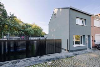 <p><span>Rustig wonen met alle voorzieningen binnen handbereik? Deze instapklare halfopen bebouwing ligt op het einde van een doodlopende straat in Burcht en combineert een rustige ligging met hedendaags wooncomfort.</span></p><p><span> </span></p><p><span>Dankzij de kwalitatieve totaalrenovatie in 2021 hoeft u zelf geen renovatiewerken meer te voorzien. Ook op energetisch vlak werd de woning grondig aangepakt: gevelisolatie, zonnepanelen en een thuisbatterij dragen bij aan het gunstige EPC-label B. Zo kiest u voor een verzorgde woning waar u meteen comfortabel kunt wonen.</span></p><p><span> </span></p><p><span>Enkele troeven in een notendop:</span></p><p><span>- Kwalitatieve totaalrenovatie in 2021</span></p><p><span>- EPC-label B en asbestveilig</span></p><p><span>- Oprit en bijzonder ruime garage</span></p><p><span>- Veel natuurlijk daglicht dankzij grote raampartijen</span></p><p><span>- Drie volwaardige slaapkamers</span></p><p><span> </span></p><p><span>Indeling</span></p><p><span>Via de inkomhal betreedt u de aangename, lichtrijke leefruimte met aansluitend de open, volledig ingerichte keuken. Verder bevinden zich op het gelijkvloers een badkamer met ligbad, douche en dubbele wastafel, een praktische berging en een bijzonder ruime garage.</span></p><p><span>Buiten geniet u van een aangenaam terras en een onderhoudsvriendelijke tuin met kunstgras. Het perceel wordt afgesloten door een automatische poort. De oprit biedt bijkomende parkeergelegenheid.</span></p><p><span> </span></p><p><span>De eerste verdieping omvat twee ruime slaapkamers van circa 15 m² en 12 m². Op de tweede verdieping bevindt zich de ruime derde slaapkamer.</span></p><p><span> </span></p><p><span>Zoekt u een afgewerkte woning waar u zonder verbouwzorgen meteen uw intrek kunt nemen? Contacteer Axel Lenaerts voor meer informatie of een bezoek ter plaatse.</span></p><p><span> </span></p>