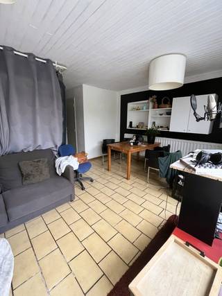 Dit degelijk gebouw, gelegen aan de Naamsesteenweg, nabij het centrum van Heverlee en Heverleebos en met winkels, scholen, openbaar vervoer op wandelafstand, bestaat uit 4 entiteiten en biedt een mooi rendement.<br />Op het gelijkvloers bevinden zich 2 studio's, waarvan één met terras en tuinzone. EPC-labels C (267 en 208 kWh/m²) - elektriciteit conform.<br />De eerste en tweede verdieping beschikken telkens over een appartement bestaande uit een inkomhal, ruime eet- en woonkamer met open keuken, badkamer met bad, wastafel en toilet, en een ruime slaapkamer aan de achterzijde. EPC-label B voor beide appartementen (197 en 117 kWh/m²) - elektriciteit conform.<br />Gunstig brandweerverslag en conformiteitsattest voor elke entiteit. Vergund geacht voor 3 entiteiten - procedure voor 4 entiteiten lopende.<br />Op zoek naar een interessant investeringspand? Contacteer ons gerust voor meer informatie en/of een bezoek ter plaatse.
