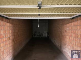 Makkelijk inrijdbare, dubbele, gesloten garagebox onder het Van Bunnenplein op niveau -3afmetingen:+/- 9,95 m x +/- 2,32 m x +/- 2 m...