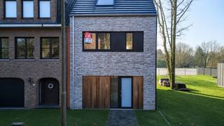 In de Rerum Novarumlei in Brasschaat biedt Danneels een instapklare nieuwbouwwoning te koop aan. <br /><br />Perfect voor wie graag meteen wil verhuizen naar een rustige en groene locatie, dicht bij alle voorzieningen. <br /><br />De woning heeft een slim ingedeelde woonkamer, volledig ingerichte eilandkeuken, gezellig terras én zongerichte tuin, 4 slaapkamers, 2 badkamers, handige bergruimtes, …<br /><br />En ook een warmtepomp, vloerverwarming, zonnepanelen en ventilatie met warmteterugwinning zijn voorzien.<br /><br />Dat zorgt niet enkel voor een lage energiefactuur, het verhoogt ook jouw wooncomfort én zorgt voor een gezond binnenklimaat.