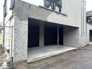 Deze garage bevindt zich in een nieuwbouwresidentie, hartje Torhout (tussen Wollemarkt en Parking Deprez), dus zeer centraal gelegen.Ze is...