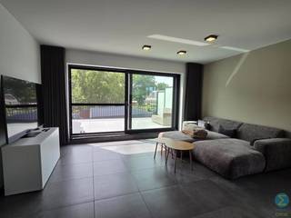 <p><span><strong>Ruim en modern duplex appartement met garage nabij centrum Retie.<br /><br />Een bezoek aanvragen kan eenvoudig via onze website: www.immodrie.be. Zoek het pand terug onder 'Te Huur' en selecteer vervolgens op de pagina de optie 'Bezoek inplannen'. <span>Omwille van de grote reeks aanvragen, worden verzoeken via Immoscoop of andere portaalsites niet verwerkt.</span></strong></span><br /><br />Via de gemeenschappelijke inkomhal bereikt u met de trap de eerste verdieping, waar het appartement zich bevindt. Bij binnenkomst komt u terecht in een open inkomhal die toegang biedt tot een apart gastentoilet, een praktische en ruime berging met aansluiting voor wasmachine en droogkast en voldoende plaats voor extra opslag. Daarnaast bevindt zich hier een eerste slaapkamer, die eveneens perfect kan dienen als bureau, hobbyruimte of polyvalente kamer.</p>
<p>Verder komt u in de lichtrijke leefruimte waar de keuken, eetkamer en zithoek dankzij het open concept naadloos in elkaar overvloeien. De moderne keuken is uitgerust met alle nodige comfort, beschikt over veel kastruimte en een praktisch kookeiland dat het hart van de woning vormt.</p>
<p>Vanuit de zithoek zorgt de grote schuifraam, voorzien van een vliegenraam, voor een aangename verbinding met het ruime westgerichte terras.</p>
<p>Via de trap bereikt u de tweede verdieping. Op deze verdieping bevinden zich nog twee volwaardige slaapkamers en een verzorgde badkamer uitgerust met een douche, een badkamermeubel met enkele wastafel en een tweede toilet.</p>
<p>Achteraan de residentie beschikt u over een ruime garage met verlichting en elektriciteit, ideaal voor het parkeren van een wagen en het stallen van fietsen, vuilniscontainers of extra materiaal. Bovendien kan er nog een tweede wagen voor de garage worden geparkeerd. Voor bezoekers zijn er voldoende parkeermogelijkheden voorzien voor de residentie.</p>
<p><strong>Troeven:</strong></p>
<ul>
<li>Energiezuinig duplexappartement (106 m²)</li>
<li>Drie volwaardige slaapkamers</li>
<li>Ruime en lichtrijke leefruimte</li>
<li>Volledig uitgeruste keuken met kookeiland</li>
<li>Westgericht terras</li>
<li>Ruime garage met elektriciteit en verlichting</li>
<li>Hemelwaterrecuperatie voor gastentoilet</li>
</ul>