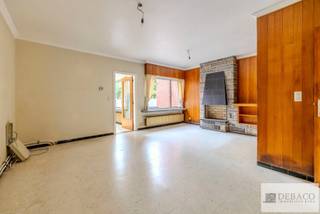 Ruime te renoveren woning met 3 slaapkamers en ruime tuin te Herenthout!<br /><br />Bent u op zoek naar een ruime woning die u volledig naar eigen smaak kunt renoveren en inrichten? Deze woning in Herenthout biedt met een bewoonbare oppervlakte van circa 180 m², drie ruime slaapkamers, een inpandige garage en een diepe tuin op een perceel van 482 m² heel wat mogelijkheden.<br /><br />De woning is rustig gelegen en vormt dankzij haar ruime indeling en praktische voorzieningen een interessante basis voor wie op zoek is naar een woning met veel potentieel.<br /><br />Bij het betreden van de woning komt u terecht in de inkomhal, die toegang biedt tot de ruime leefruimte. Aansluitend bevindt zich de keuken. Verder omvat het gelijkvloers een badkamer, uitgerust met een ligbad en toilet, en een praktische inpandige garage. Via de garage is er bovendien rechtstreeks toegang tot de tuin.<br /><br />De eerste verdieping is voorzien van 3 ruime en volwaardige slaapkamers, allemaal voorzien van rolluiken. <br /><br />Vervolgens is er nog een zolder (zonder vaste trap) aanwezig, alsook een kelder. <br /><br />Ten slotte beschikt deze woning over een ruime en diepe tuin op een perceel van 482m²! <br /><br />De EPC-waarde bedraagt 540 kWh/m² (Label F), renovatieplicht van toepassing! <br />Sted. voorschriften: Vg, Vv, Gmo, Gvkr, Wg, Geen maatregelen <br /><br />Troeven: <br />+ Ruime woning van circa 180 m² <br />+ Ligging op een gunstige locatie te Herenthout! <br />+ Veel potentieel<br />+ Diepe tuin op perceel van 482 m² <br />+ Inpandige garage met doorgang tot tuin! <br />+ 3 volwaardige en ruime slaapkamers <br /><br />Hebt u interesse in deze te renoveren woning met potentieel in Herenthout? <br />Contacteer ons via info@debaco.be of bel ons op 014/73.77.77 voor een bezoek ter plaatse!