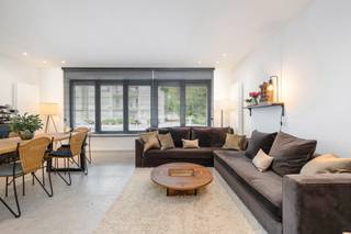 <strong>Charmant en instapklaar appartement op de benedenverdieping gelegen aan de rand van het centrum. Indeling met o.a. 2 slaapkamers, terras, binnenkoer, autostaanplaats . Prima Epc-score: 117 kWh/m² (label B).</strong><br /><br /><strong>Ligging:</strong> aan de rand van het centrum<br /><br /><strong>Indeling:</strong> inkomhal, woonkamer, keuken, berging, badkamer, 2 slaapkamers, autostaanplaats, kelderberging, terras, binnenkoer<br /><br /><strong>Omschrijving:</strong> charmant en instapklaar appartement op de gelijkvloerse verdieping. Het volledige appartementsgebouw (10 appartementen) werd in 2022 volledig gerenoveerd. Indeling met inkomhal, woonkamer met open keuken met kastwerk, eiland en toestellen. Krachtige airco geeft koeling aan het volledige appartement. Binnenkoer met airco buitenunit. Berging met cv op gas en aansluitingen voor wasmachine en droogkaast. Mooie badkamer met grote inloopdouche en badkamermeubel. Achteraan 2 slaapkamers waarvan 1 slaapkamer uitgeeft op het gezellige zuidterras. Overdekte autostaanplaats en kelderberging zijn verplicht bij aan te kopen aan €20000.<br /><br />Prima epc-score 117 kWh/m² (label B) en conforme elektriciteit. Postinterventiedossier is aanwezig. Asbestvrij. Maandelijkse lasten bedragen € 90.<br /><br /><strong>Bijzondere informatieplicht</strong>: in aanvraag.