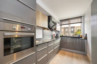 <p><span>Dit zeer verzorgd duplexappartement combineert een lichtrijke woonverdieping met praktische ruimtes op het gelijkvloers. De twee slaapkamers, de polyvalente ruimte, de garage en de mooi aangelegde tuin met ruim terras vormen samen een aantrekkelijk geheel.</span></p>
<p><span>Gelijkvloers: 34m² + 30m² garage</span><br /><span>Via de gemeenschappelijke inkomhal op tegelvloer bereikt u een aparte gang. Hier bevinden zich een grote garage met elektrische poort, een wasplaats, een toilet, een polyvalente ruimte (11m²) en een bergplaats. De ruimtes zijn afgewerkt met een tegelvloer. Vanuit het gelijkvloers is er toegang tot het terras (48m²) en de verzorgde tuin, voorzien van een houtbergplaats en tuinverlichting. Een fijne plek om buiten te eten of te ontspannen.</span></p>
<p><span>Eerste verdieping: 85m²</span><br /><span>De inkomhal met berging geeft toegang tot de woonkamer (30m²), de badkamer en de twee slaapkamers. De mooie woonkamer op tegelvloer geniet van veel lichtinval. De schouw in Franse natuursteen met BARBAS-houtcassette zorgt voor extra sfeer.</span></p>
<p><span>De volledig ingerichte kwalitatieve keuken (2025) beschikt over een werkblad in blauwe steen, een anderhalve spoelbak, een inductiekookplaat, een dampkap en een heteluchtoven.</span></p>
<p><span>De badkamer (2008) is uitgerust met een inloopdouche, een toilet, een lavabo in meubel en een handdoekdroger. Beide slaapkamers hebben een laminaatvloer. Eén slaapkamer beschikt bovendien over een kast en geeft toegang tot het terras, vanwaar u ook de tuin kunt bereiken d.m.v. een buitentrap.<br /><br />De oprit voor de garage biedt plaats aan twee wagens.<br /><br /></span><span>Het appartement ligt in een woonomgeving met buurtvoorzieningen zoals winkels en openbaar vervoer in de omgeving. Het nabijgelegen speelpark Distelhoek biedt bijkomende ontspanningsmogelijkheden voor kinderen.<br /><br /><span>Extra:<br /></span>* CV op gas 2010<br />* PVC ramen 2011<br />* Rolluiken achteraan<br />* Elektrische poort 2011<br /><br />Mits het plaatsen van isolatie aan het plafond van de gelijkvloerse verdieping kan het EPC verbeterd worden richting een B-label!<br /><br /></span></p>