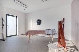 ! BIEDEN ONDER GESLOTEN OMSLAG VANAF € 625.000 !<br /><br />Schrijf u in voor een van de opendeurdagen:
<ul>
<li>maandag 12 oktober: 17u00 – 19u00</li>
<li>donderdag 15 oktober: 17u00 – 19u00</li>
<li>zaterdag 17 oktober: 10u00 – 12u00</li>
</ul>
Inschrijven kan via e-mail (immo@confideo.be) of telefonisch op het nummer 012 23 23 11.<br /><br /><br />Recente, instapklare woning met uitzonderlijke woonoppervlakte en talloze mogelijkheden<br /><br />Op zoek naar een ruime, recente en volledig instapklare woning waar comfort, licht en veelzijdigheid centraal staan? Deze prachtige villa aan de Maastrichtersteenweg biedt uitzonderlijke leefruimtes, een hoogwaardige afwerking en een uitstekende bereikbaarheid. Een ideale thuis voor gezinnen, zelfstandigen en iedereen die ruimte en hedendaags wooncomfort weet te waarderen.<br /><br />De woning is uitstekend gelegen, met een vlotte verbinding naar de E313, Maastricht, Hasselt en het centrum van Tongeren. Dankzij de ruime tuin geniet u van een rustgevend vergezicht en het comfort van een aangename woonomgeving, terwijl winkels, scholen, diensten en belangrijke verbindingswegen snel bereikbaar zijn.<br /><br />Bij het binnenkomen wordt u verwelkomd in een ruime inkomhal met ingebouwde vestiairekast en gastentoilet. Van hieruit leidt de woning u naar de indrukwekkende leefruimte, waar ruimte en licht volledig tot hun recht komen.<br />De royale, open living vormt samen met de moderne keuken het hart van de woning. Aansluitend bevindt zich een ruime bijkeuken met ingebouwde kasten, aangevuld met een praktische extra berging. De vele raampartijen zorgen voor een overvloed aan natuurlijk licht en bieden een prachtig zicht op de aangelegde tuin. Via de leefruimte bereikt u rechtstreeks het terras, uitgerust met een stijlvolle zonoverkapping. Hier kunt u in alle comfort genieten van lange zomeravonden, gezellige familiemomenten en ontspannen buitenleven.<br /><br />Daarnaast beschikt de woning over een polyvalente ruimte met eigen douchekamer, die momenteel ingericht is voor de uitoefening van een vrij beroep. Deze ruimte biedt tal van mogelijkheden en kan perfect worden ingericht als praktijkruimte, kantoor, hobbykamer, speelruimte, fitness of extra leefruimte.<br /><br />Op de eerste verdieping bevinden zich vier volwaardige slaapkamers. De master bedroom beschikt bovendien over een ruime inloopdressing, wat zorgt voor extra comfort en opbergruimte. De royale badkamer is uitgerust met een douche, ligbad en toilet en biedt alles wat u nodig heeft voor een ontspannen start of afsluiting van de dag.<br /><br />Een bijkomende troef is de volledige onderkeldering. De kelderverdieping beschikt over uitzonderlijk hoge plafonds en biedt daardoor bijzonder veel mogelijkheden. Naast een enorme hoeveelheid bergruimte kan deze verdieping perfect worden benut als hobbyruimte, werkplaats, opslagruimte of polyvalente zone.<br /><br />Deze uitzonderlijk ruime, recente en energiezuinige woning combineert stijl, comfort en flexibiliteit op een topligging. Dankzij de royale oppervlaktes, de polyvalente indeling en de vele praktische extra’s biedt deze woning een unieke woonervaring met ruimte voor elk gezinslid én voor professionele activiteiten.<br /><br />Bent u op zoek naar een instapklare woning met karakter, ruimte en toekomstmogelijkheden? Schrijf u in voor een van de opendeurdagen en ontdek zelf de uitzonderlijke kwaliteiten van deze prachtige woonst! <br />