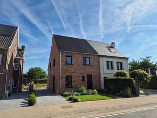 <p><span>Deze energiezuinige halfopen nieuwbouwwoning in het rustige en aangename Wetteren Overbeke, is ideaal gelegen. Dankzij de vlotte verbinding ben je bovendien snel in het centrum van Wetteren en kunnen alle nodige voorzieningen gevonden worden. </span></p><p><span> </span></p><p><span>De woning wordt duurzaam en kwalitatief gebouwd met oog voor comfort, energiezuinigheid en toekomstgericht wonen. Moderne technieken, een doordachte indeling en een aangename tuin maken van deze woning een ideale thuis voor gezinnen of koppels die ruimte en kwaliteit zoeken.</span></p><p><span> </span></p><p><span>De woning krijgt volgende indeling: Via de inkomhal met gastentoilet betreed je de woning. De lichtrijke leefruimte sluit naadloos aan op de open keuken en biedt een mooi zicht op de tuin en het terras. Aansluitend is er een praktische berging/wasplaats met plaats voor technieken. Parkeren kan op eigen terrein, met de mogelijkheid tot het plaatsen van een carport.De nachthal geeft toegang tot drie volwaardige slaapkamers, een apart toilet en een ruime badkamer uitgerust met ligbad, inloopdouche en dubbel lavabomeubel.<br />Via een zolderluik is de zolder bereikbaar. Deze ruimte biedt extra opbergmogelijkheden of kan eventueel ingericht worden als bijkomende ruimte, mits verdere afwerking.</span></p><p><span> </span></p><p><span>Technische troeven op een rij</span></p><ul><li><span>Zeer gunstig EPC label (E-peil 30) </span></li><li><span>Lucht/water warmtepomp met vloerverwarming</span></li><li><span>Regenwaterput van 7.500 liter</span></li><li><span>Mogelijkheid tot het plaatsen van een carport (ca. 18 m²)</span></li></ul><p><span>Meer informatie gewenst? Neem contact op met Quinten van Immo Zone op 0485/02.48.04 of via <span>quinten@immo-zone.be</span></span><span> </span></p><p><span> </span></p>
