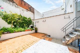 For more information and viewings: 02 315 77 22 - maxime.l@weinvest.be<br />We Invest is pleased to present this spacious and bright 265 m² single-family home (gross floor area, PEB), ideally located in Anderlecht. Nestled in a vibrant neighborhood with excellent public transportation links (metro, bus, tram, and train station just steps away), it offers an excellent quality of life in close proximity to schools (Institut Notre-Dame), shops, and restaurants. Ideal for a large family or a long-term investment.<br />The property is spread over several levels:<br />Ground floor: Two bright living rooms, a dining room, and access to the outdoors.<br />Lower level: Living room with a fully equipped open kitchen leading to the courtyard, shower room, toilet, utility room, and storage area.<br />1st floor: 2 beautiful bedrooms (one with an east-facing balcony), bathroom, and separate toilet.<br />2nd floor: 2 bright bedrooms.<br />3rd attic floor: 2 comfortable bedrooms in the attic.<br />Technical specifications: <br />- Good overall condition<br />- PVC double-glazed windows<br />- Energy Performance Certificate (EPC): Class F 338 kWh/(m²/year)<br />Electrical system needs to be brought up to code<br />Contact us to schedule a viewing! Find all our exclusive listings at WWW.WEINVEST.BE.
