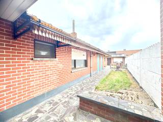 Gesloten bebouwing in rustige residentiële woonbuurt; Indeling: voortuin, inkom met traphal, woonkamer met ruimte voor eetplaats en salon; Leefkeuken, toilet met doorgang naar de badkamer met ligbad, wastafel en bidet; doorgang naar de kelder en de inkomhal; boven drie kamers en berging; Tuin met bergingen; doorgang naar dubbele garage met uitweg langs achteren; Beschikbaar: onmiddellijk; Info en bezoek: info@elet.immo;