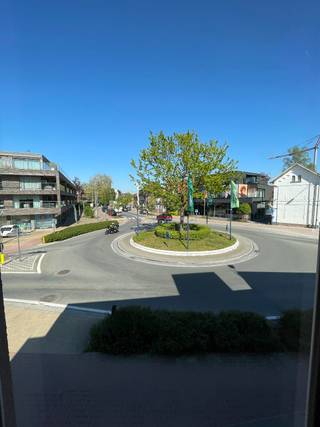 Met 2 slaapkamers, een terras is dit een standaard maar gezellige woning.<br /><br />Het appartement heeft een ruime woonkamer met veel natuurlijk lichtinval en een open keuken. De keuken is voorzien van alle apparatuur en biedt voldoende opbergruimte. De twee slaapkamers zijn ruim en bieden voldoende privacy. De badkamer is voorzien van een douche en een wastafel.<br /><br />De ligging van het appartement is ideaal, met winkels, scholen en openbaar vervoer op korte afstand. Daarnaast zijn er ook verschillende wandel- en fietsroutes in de buurt, waardoor u optimaal van de natuur kunt genieten.<br /><br />Kortom, dit appartement is ideaal voor wie op zoek is naar een gezellige, standaard woning in een rustige omgeving. Met 2 slaapkamers, een terras en een gunstige ligging, is dit de perfecte plek om te wonen.