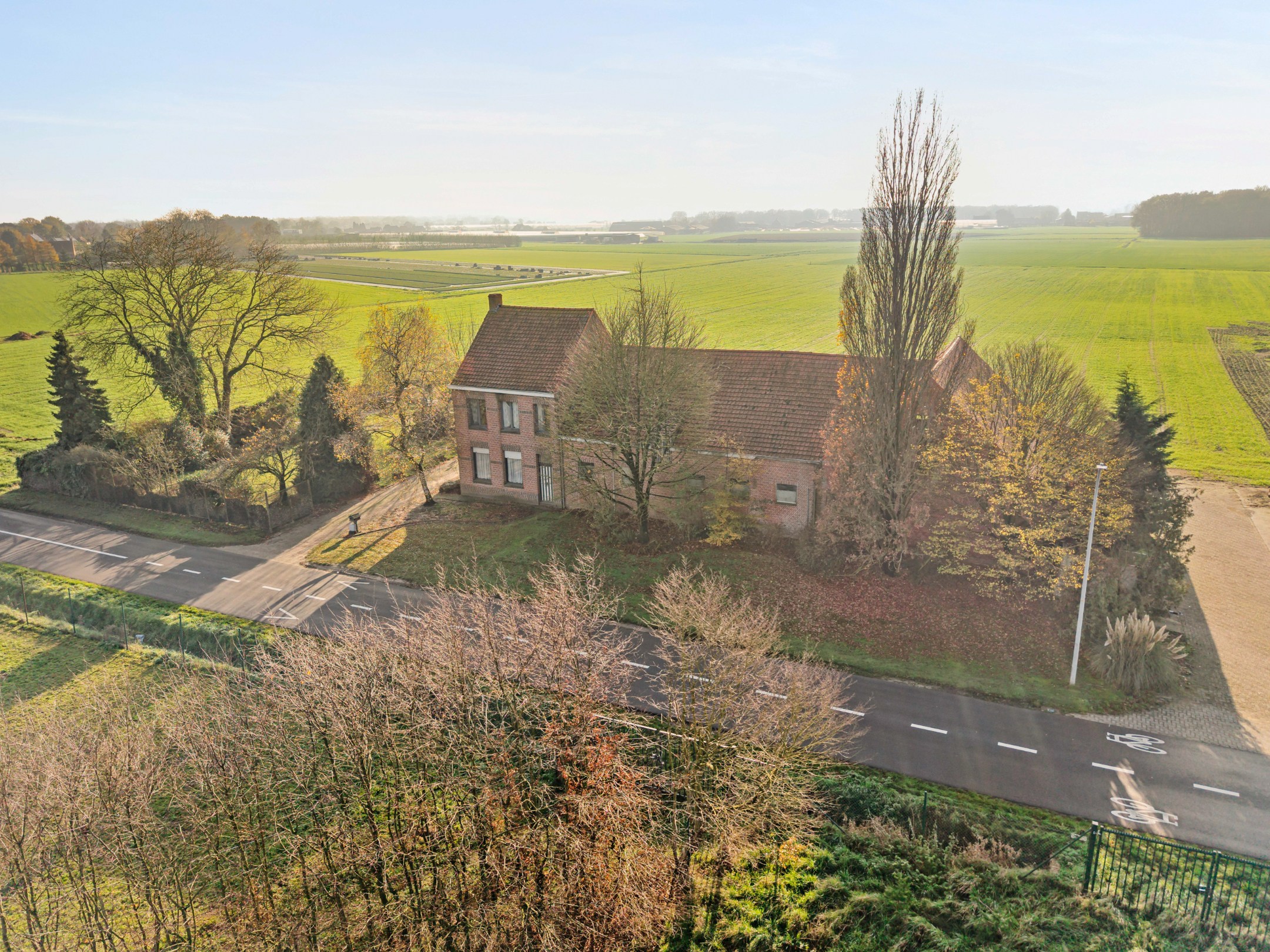 Te renoveren hoeve omgeven door weilanden op ± 9.638 m² te Hoogstraten! - foto 1