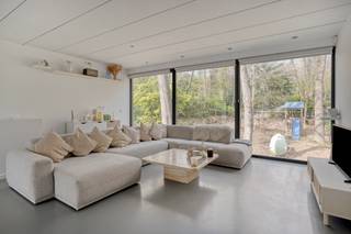 Deze hedendaagse woning is rustig gelegen in een bosrijke omgeving aan Heikant Rotselaar en combineert licht, ruimte en een unieke indeling...