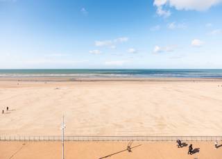 Appartement à rénover offrant une superficie exceptionnelle (109 m²) et une vue frontale sur la mer, au cœur de Koksijde-Bad.Situé au cinquième étage...