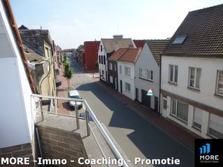 <br />Cosy, lichtrijk duplexappartement gelegen vlakbij Knokke-centrum. Het appartementje omvat een ruime lichtrijke woonkamer uitgevend op een <strong>zonneterras</strong>, een open volledig geïnstalleerde keuken, douchekamer en 1 slaapkamer op het tweede woonniveau. Een absolute topper prijs/kwaliteit. Ideaal voor single/koppel, als investeringsvastgoed of <strong><em>als pied-à-terre aan de kust.</em></strong> <u>Mogelijkheid om een garagebox en/of een tweede gelijkaardig appartement bij aan te kopen in dezelfde residentie</u>. Kom kijken en overtuig uzelf! <strong>Ideaal als singles appartementje. Vrij van huur...</strong><br /><br /><br /><br /><br /><span><strong>Tekoopstelling onder voorwaarden; Zie www.more.be, "bijlagen" en onder voorbehoud van beschikbaarheid.</strong></span>