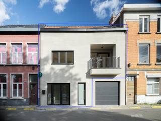 <strong>Omgeving Coupure - Hoogwaardig gerenoveerde stadswoning met 3 slaapkamers en zonneterras</strong><br /><br /><em>Voor meer informatie of bezoekaanvragen, mail naar info@carloeggermont.be</em><br /><br />In het<strong> hart van Gent</strong>, op een <strong>topligging vlak bij de Coupure</strong> en het <strong>historisch centrum</strong>, bevindt zich deze <strong>totaal gerenoveerde bel-etagewoning</strong> die licht, ruimte en hedendaags comfort uitstraalt.<br /><br />De renovatie werd uitgevoerd met<strong> oog voor detail,</strong> <strong>duurzame materiale</strong>n en een doorgedreven <strong>isolatie</strong>. Dankzij deze aanpak behaalt de woning een <strong>gunstige EPC-score B</strong>. Het resultaat is een combinatie van <strong>moderne architectuur </strong>en<strong> energiezuinig wonen.</strong><br /><br />De <strong>lichtrijke leefruimte </strong>en<strong> open keuken</strong> sluiten naadloos aan op he<strong>t zuidwest gerichte terras</strong>. Verder omvat de woning <strong>drie slaapkamers</strong>, een <strong>aparte bureauruimte</strong> en een <strong>volledig uitgeruste keuken</strong>, afgewerkt met kwalitatieve materialen zoals <strong>parketvloeren</strong>. Praktische voorzieningen zoals een <strong>fietsenberging</strong> verhogen het wooncomfort.<br /><br /><strong>Samengevat, een instapklare stadswoning op een uiterst gegeerde locatie in de Gentse binnenstad.</strong>