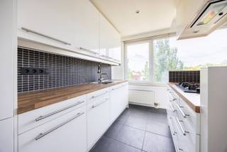 Bent u op zoek naar een gerenoveerd appartement met 2 slaapkamers en dit op een toplocatie? Dan stellen wij graag volgend appartement op de derde verdieping (zonder lift) aan u voor!<br /><br />Indeling:<br />Vooraan is er de lichtrijke woonkamer met aanpalend de moderne gerenoveerde keuken. De keuken is voorzien van alle nodige comfort en toestellen. Centraal is er de badkamer die voorzien is van een ligbad met douchefunctie, een enkele lavabo en een toilet. Verder zijn er nog twee slaapkamers.<br /><br />Pluspunten:<br />- Dak is geïsoleerd<br />- Gerenoveerd<br />- Toplocatie<br /><br />Voor meer informatie of een bezichtiging kan u One vastgoed steeds bereiken op volgend nummer 03 360 85 30.