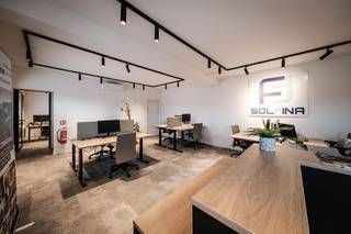 Handelshuis te koop ingericht als een modern kantoor met 8 werkplaatsen. Gelegen op een zicht locatie langs de verbindingsweg N10 te Begijnendijk...