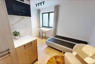 <p><span>Unieke investeringsopportuniteit in het historische centrum van Mechelen</span></p><p><span>In het hart van Mechelen bevindt zich dit veelbelovende opbrengsteigendom, dat momenteel volledig wordt vernieuwd en ingericht als een kwalitatieve studentenresidentie met 12 woonunits.</span></p><p><span>Het project omvat 7 comfortabele studentenkamers met elk een eigen badkamer en een individueel ontbijtblok, voorzien van een microgolfoven en een ingebouwde koelkast. Daarnaast worden er 5 volwaardige studentenstudios gerealiseerd. Op het gelijkvloers komen een ruime gemeenschappelijke keuken en een gezellige leefruimte: ideale ontmoetingsplekken waar studenten samen kunnen koken, ontspannen en studeren.</span></p><p><span>Achteraan het gebouw bevinden zich een praktische fietsenstalling en een tuinberging. De ruime tuin en het zonnige terras van maar liefst 132 m² vormen een uitzonderlijke troef in het stadscentrum en bieden de bewoners volop ruimte om van het buitenleven te genieten.</span></p><p><span>De centrale ligging is bijzonder aantrekkelijk: midden in het historische stadscentrum, nabij verschillende campussen, winkels, horeca en openbaar vervoer. Hierdoor combineert het pand een sterke verhuurbaarheid met optimaal comfort voor studenten.</span></p><p><span>Bij de vernieuwing wordt volop ingezet op energiezuinigheid, onderhoudsgemak en een kwaliteitsvolle afwerking. Dit maakt het gebouw niet alleen aangenaam om in te wonen, maar ook interessant voor investeerders die op zoek zijn naar een duurzaam en toekomstgericht opbrengsteigendom.</span></p><p><span>De vooropgestelde netto huurinkomsten bedragen 7.905 per maand.</span></p><p><span>Een uitgelezen investeringskans op een toplocatie in Mechelen, met een aantrekkelijk rendement en een sterke vraag naar kwalitatieve studentenhuisvesting.</span></p>