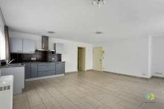 À proximité du centre vous trouverez cet appartement prêt à emménager au premier étage d’un petit immeuble avec ascenseur. Les nombreuses...