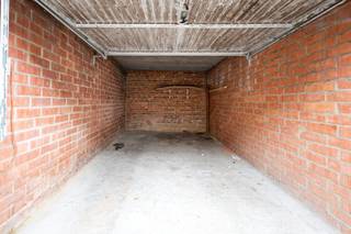 Bent u op zoek naar een garagebox in een klein complex? Dan stellen wij graag deze garagebox G1 aan u voor. Ideaal voor uw wagen, stockage of investering! Er is geen elektriciteit of water in de garagebox. <br /><br />De garagebox heeft een manuele poort en is bereikbaar via een afgesloten toegangspoort aan de voorzijde.<br /><br />Voor meer informatie of een bezichtiging kan u One vastgoed steeds bereiken op volgend nummer 03 360 85 30.