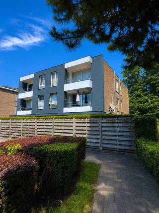 TE KOOP - SINT-AMANDSBERG. Het appartement is gelegen op de eerste verdieping, met de optie om een bijhorende garage aan te kopen. Via de inkomhal bereikt u een lichtrijke leefruimte waar een gezellige zithoek en eethoek naadloos in elkaar overvloeien. De ingerichte keuken sluit aan op een praktische berging, terwijl een apart gastentoilet voor extra comfort zorgt. Verder zijn er drie volwaardige slaapkamers die tal van mogelijkheden bieden voor gezinnen, thuiswerk of hobbyruimte.<br /><br />Het appartement ademen een warme, huiselijke sfeer en behouden enkele charmante vintage accenten die karakter en authenticiteit toevoegen. De parketvloer versterkt het gezellige gevoel, terwijl het ruime terras uitnodigt om in alle rust te genieten van het mooie uitzicht op het omliggende park. <br /><br />Hoewel een opfrissing de mogelijkheid biedt om het appartement volledig naar eigen smaak in te richten, vormen ze vandaag reeds een solide basis met een doordachte indeling, veel potentieel en een uitstekende ligging. Een unieke kans voor wie op zoek is naar een ruim appartement met karakter.<br />EPC label D