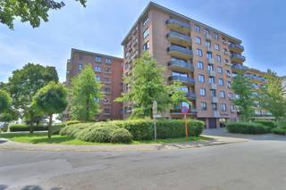 Op zoek naar een uitzonderlijk ruim, energiezuinig (label B) en lichtrijk appartement met drie slaapkamers, een zonnig terras én de mogelijkheid tot aankoop van een garagebox op een absolute toplocatie in het centrum van Beveren?<br /><br />Dan is dit instapklare appartement in de geliefde Parkresidentie De Bergeyck zeker een bezoek waard. Gelegen op de vierde verdieping, op wandelafstand van het prachtige Park Cortewalle, geniet u hier van een unieke combinatie van rust, groen en een centrale ligging. <br /><br />Met een royale bewoonbare oppervlakte van maar liefst 144 m² biedt dit appartement alle ruimte voor comfortabel wonen. Bij het binnenkomen wordt u verwelkomd in een ruime inkomhal met ingemaakte vestiairekasten. De absolute blikvanger is de indrukwekkende leefruimte van ca. 43m², waar grote raampartijen zorgen voor een overvloed aan natuurlijk licht en een aangenaam gevoel van openheid.<br /><br />Aansluitend aan de leefruimte bevindt zich de volledige ingerichte keuken, uitgerust met alle nodige toestellen. Naast de keuken vindt u een handige berging met aansluiting voor wasmachine en droogkast. <br /><br />Vanuit de leefruimte heeft u toegang tot het ruime, overdekte terras, waar u in alle rust kan genieten van de zon omwille van de zuidoriëntatie. <br /><br />Bovendien bestaat de mogelijkheid om een garagebox mee aan te kopen bij het appartement aan de prijs van 25 000 euro. <br /><br />De voornaamste troeven van dit appartement:<br />
<ul>
<li>144 m² bewoonbare oppervlakte</li>
<li>Drie volwaardige slaapkamers</li>
<li>Zeer ruime en lichtrijke leefruimte</li>
<li>Aanwezigheid van PVC-ramen driedubbel glas</li>
<li>Verwarming via warmtepomp lucht/lucht</li>
<li>Rustige ligging in het centrum van Beveren</li>
<li>Mogelijkheid tot aankoop van een garagebox</li>
</ul>
<p>Graag laten we u deze woning persoonlijk ontdekken. Contacteer ons voor bijkomende informatie of een bezoek via verkoop@homevast.be of tel. 03 344 77 44.</p>