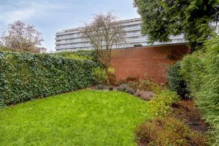 <p><span>Knus gerenoveerd éénslaapkamerappartement met zonnige tuin nabij de Fruithoflaan</span><span><br /><br />Dit instapklare appartement bevindt zich op het gelijkvloers van een goed onderhouden en kleinschalig gebouw. Het appartement ligt om de hoek van de Fruithoflaan met tal van winkels zoals Delhaize, delicatessewinkel Atelier N°11, slagerij Finebek, enz. Met een velostation, de bus, de tram en grote verbindingswegen om de hoek geraak je bovendien vlot op je bestemming.<br /><br />INDELING<br />Wandel binnen via de inkomhal met ingemaakte vestiairekast en apart gastentoilet. Het appartement heeft dankzij de centrale inkomhal, die alle ruimtes met elkaar verbindt, een aangename flow.</span></p><p><span>Aan de voorzijde ligt de gezellige en lichtrijke leefruimte (30,5 m</span><span><sup>2</sup></span><span>) op parketvloer met een schuifraam naar de voortuin toe. <br />Achteraan bevindt zich de vernieuwde keuken, voorzien van vaatwas, ingebouwde koelkast met vriesvak en keramisch vuur met dampkap. Van hieruit stap je zo in de zonnige tuin (60 m²) waar je zalig van de avondzon kan genieten.<br />Ook de ruime slaapkamer (16 m²) is rustig gelegen aan de achterzijde van het gebouw. <br />De badkamer is uitgerust met een inloopdouche, lavabomeubel en aansluitingen voor wasmachine en droogkast.<br />Tot slot beschik je nog over een ruime privatieve kelderberging.<br /><br />Maandelijkse provisie €170 (water en verwarming (gas) van het appartement, elektriciteit gemene delen, jaarlijks onderhoud cv-ketel, kleine onderhoudskosten, reservefonds, blokpolis verzekering, elek. gemene delen, ...)<br /><br />BIJZONDERHEDEN<br />- Kleinschalig gebouw<br />- Centrale ligging (mobiscore 9,4/10)<br />- Rustige tuin<br />- Ruime kelderberging<br /><br /></span></p><p><span> </span></p>